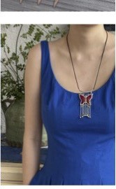 佩戴苗绣项链的模特
